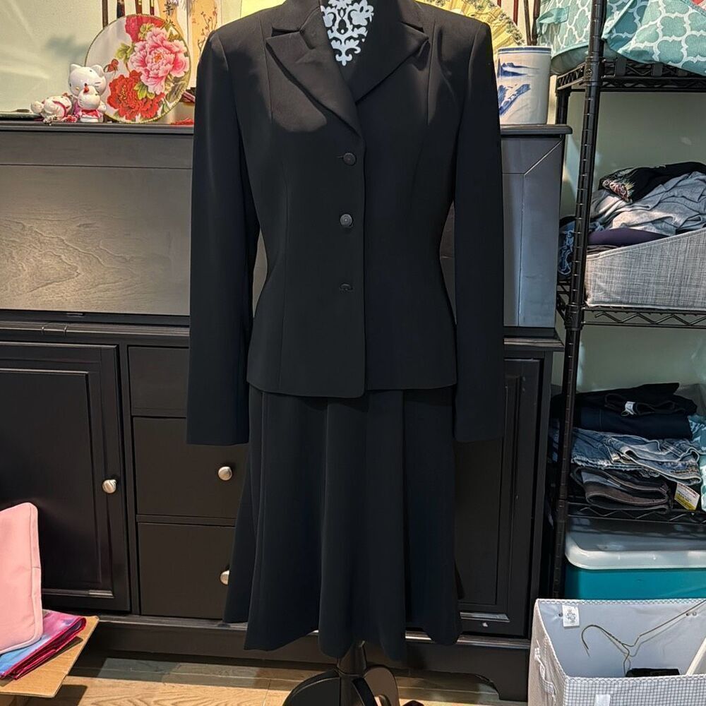 Calvin Klein Women’s Full‎ Suit size 6 includes the blazer and skirt
